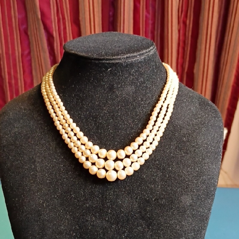 Vintage Graduated Faux Cream Pearl Necklace Lg Embellished Box Clasp Wedding